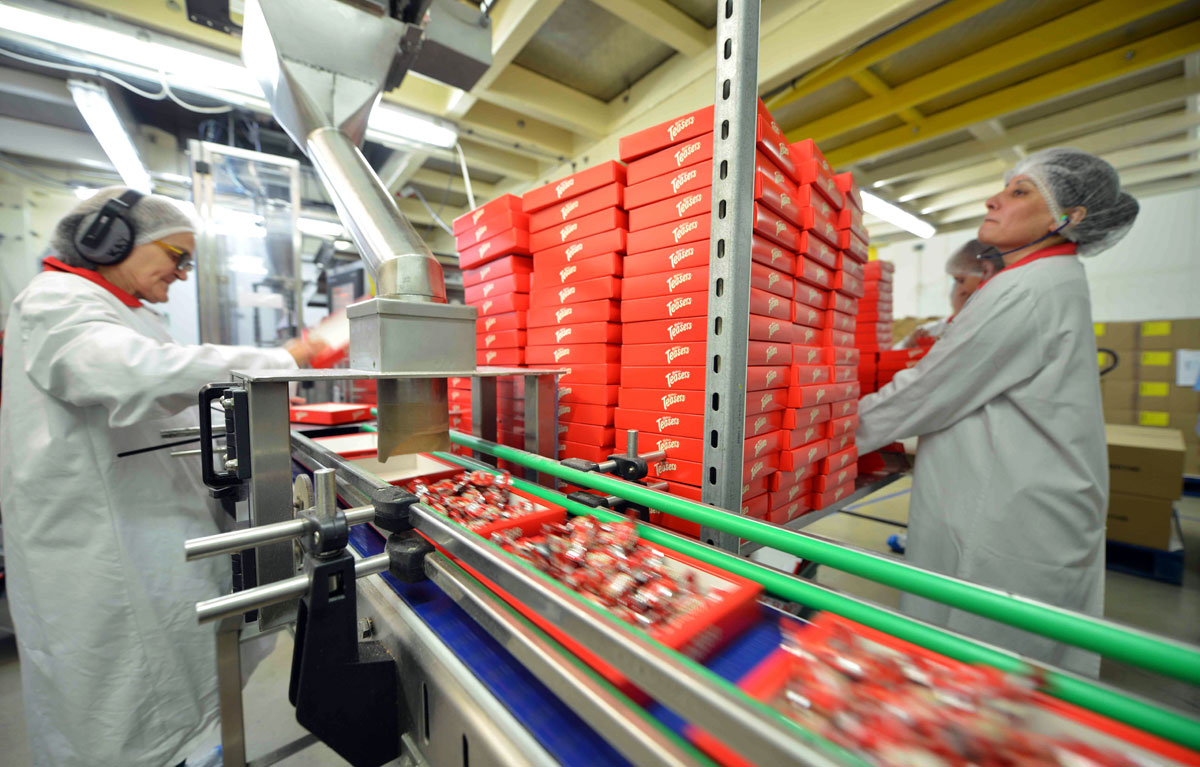 Photo: Manual inspection of containers/tubs after filling them using automated multi-head weighing systems at SGL Co-packing